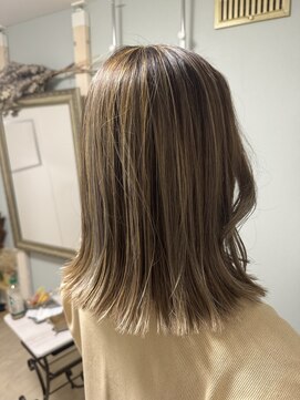 レア(Lea) 外ハネ×ハイライトカラー