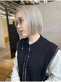 ホワイトブロンドヘア切りっぱなしボブミルクティーカラー