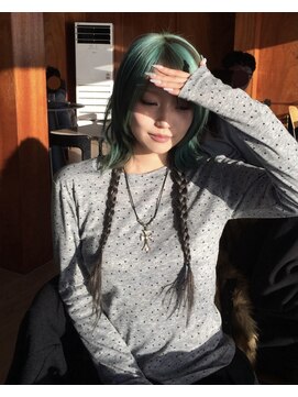 スリット(slit) エメラルドグリーン外ハネミディアム