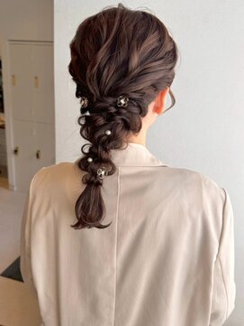 アモレット(amoretto) ヘアセット 20代 編み下ろし 結婚式 お呼ばれヘア 三つ編み