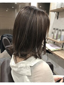 リズム(lysm) ハイライト ベージュカラー 外ハネボブ