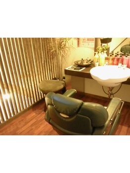 気さくなオーナーご夫婦が経営されているサロン。心のこもった接客と、居心地の良さを大切にしています。