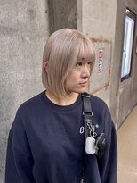 アジリ(agili) 切りっぱなしボブ/ハイトーン/ホワイトヘア/ホワイトベージュ
