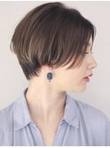 前髪なし　ショートヘア　ハンサムショート　センター分け　青山