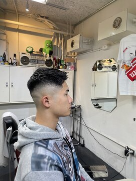 メリケンバーバーショップ フクオカ(MERICAN BARBERSHOP FUK) 波巻き束感ショートツーブロックマッシュアップバングコンマヘア