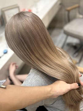 ラビス クローバー(Lovis clover) ブリーチ2回でできるホワイトブロンドカラー♪あゆむ