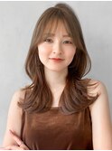 愛されレイヤーカット薄めバング美髪艶感ホワイトグレージュ