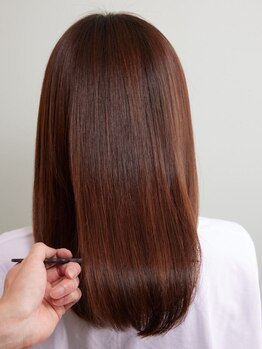 髪の芯から潤いを与え、しっとりした髪質に♪カラーやパーマ後も、ツヤ感が溢れて長持ち◎憧れの艶美髪に☆