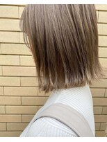 ミストプラス(MIST+) フォギーベージュ×切りっぱなしボブ×タイトな外ハネボブ