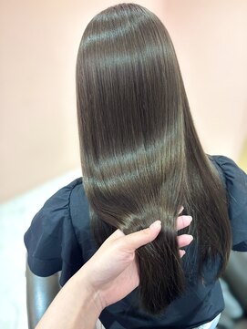 ルーム シンサイバシ(room shinsaibashi) 【room心斎橋/竹田鈴花】つやつやオリーブグレージュ