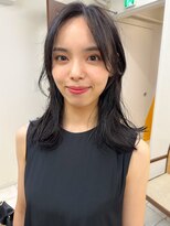 アム(amu)&nbsp;暗髪カラー/外ハネミディアム/くびれヘア/ミディアムレイヤー