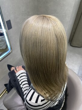 ニーナ ビューティーサロン(NINA Beauty Salon) シルバーベージュ#ダブルカラー#シルバーベージュ