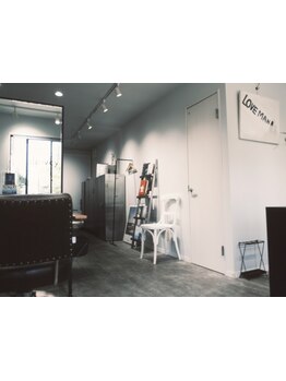 アトリエをリノベーションしたプライベート空間のデザイナーズサロン。ハイキャリアのスタイリストが在籍。