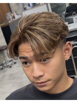 イーラ アメ村店(era)&nbsp;センターパート　ツイストスパイラル眉カットメンズパーマ