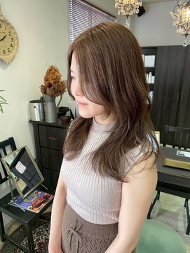 シー 岡崎(,SHE) 重なり合うレイヤーで魅せる韓国風Sカールくびれ女神スタイル