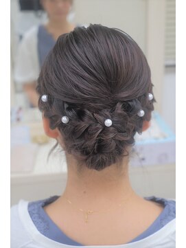 リサ 恵比寿(risa.) 編み込みとパールピンのシニヨン