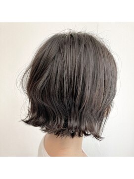 エミュスト(Emuest) ダークカラーでほんのりセクシー