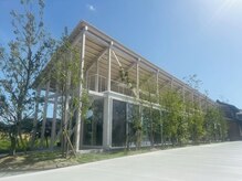アンドシー(and c)の雰囲気（自然に囲まれた木を基調としたお店となっております）
