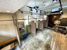 ガーディナ(Gardina)の雰囲気（カフェのような木のぬくもりある店内［髪質改善/縮毛矯正］）