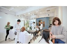 まずはお席に…お飲み物もご用意しております♪