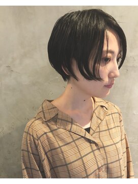 ヘルベチカ・ヘア(Helvetica hair) natural shortbob.