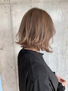 ヌイ 横浜(nui) 外ハネボブ_ホワイトアッシュコンマヘアエアリーミディ