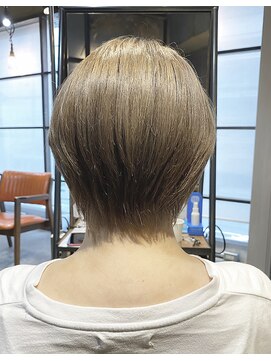 インス(ensue) ensue◇艶カラーシアーベージュ×丸みくびれショート◇中島