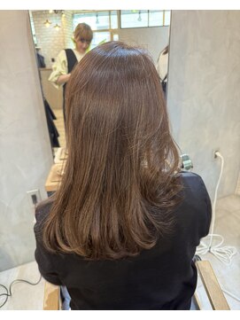 ベーシス(Basis) 明るめベージュブラウンの大人レイヤー