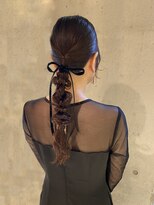 グレージュ　大人かわいい　結婚式二次会　タイトポニーテール
