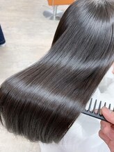 髪質改善に特化した薬剤を使用し、自然で扱いやすい美髪へ導きます。縮毛矯正のこだわりをご覧ください♪