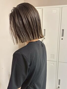 ヒビヲ(HIBIO) 切りっぱなしボブタッセルボブダブルカラーハイライトグレージュ