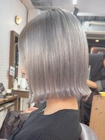 エラ(ELLA)&nbsp;切りっぱなしボブ×シルバーカラー　ブリーチ　ダブルカラー