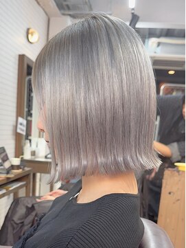 エラ(ELLA) 切りっぱなしボブ×シルバーカラー ブリーチ ダブルカラー