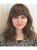 20代から30代の女性におすすめのマットアッシュセミロング