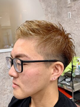 ヘアサロン シュウ 【戸田公園5分/メンズバーバー】ハイトーンアップバングスタイル