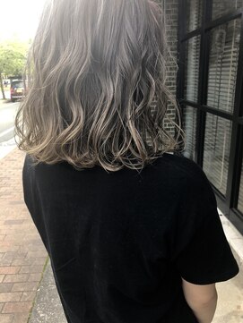 ヘアデザイン ソラ(Sola) 大人可愛いプラチナアッシュベージュハイライト×ウェーブミディ