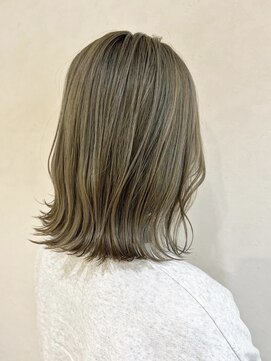 イソラヘアアトリエ(Isola hair atelier) 【Isola】透明感グレージュ×外はねミディアム
