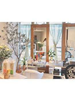 「ちょっと寄ろうかな」とカフェに行くような感覚で気軽に通える♪男女問わず大人気で話題のカラー専門店★