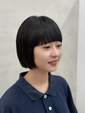 レヴィア(REVIA) 切りっぱなしスタイル前髪ぱっつんボブスタイル