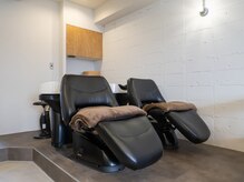 トトノウの雰囲気（フルフラットのシャンプー台で提供するヘッドスパは寝落ち確実！）