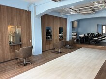 フリーナ(Frina)の雰囲気(広々として、水色と木目調の落ち着いた雰囲気です☆)