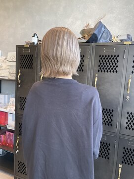 アチーブリス(achieve Liss) ホワイトベージュカラーハイトーンカラー×切りっぱなし20代30代