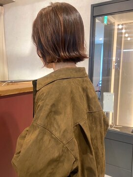 アトリエ(atelier.) 外ハネボブ　ショートボブ　ブラウンカラー　切りっぱなしボブ
