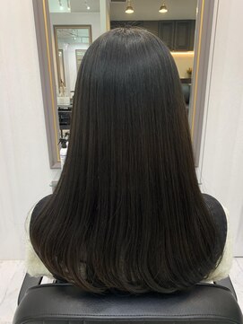 エスカーラ 表参道(THE ESCALA) オリーブダークブラウンで暗くても透明感【タビラマユミ】