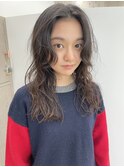 前髪長めのロングヘアーパーマスタイル