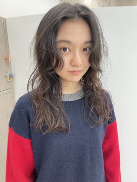 ナヌークカフラ(nanuk kafla) 前髪長めのロングヘアーパーマスタイル