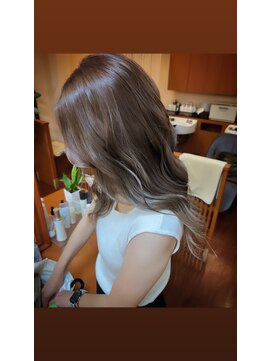 美よう室 加羅 ハイライト×アッシュブラウン