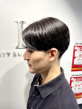 リバティシェアバーバー 銀座(LIBERTY SHARE BARBER) センターパート〈銀座〉理容室