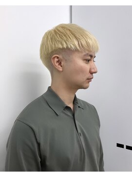 ユイツ 抜きっぱなしホワイトブロンド×クロップヘア