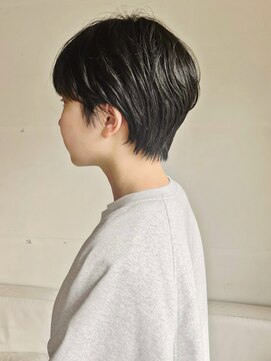 タヴィ(Tavi) 耳かけショートカットの黒髪ヘア/くびれショート/丸みショート
